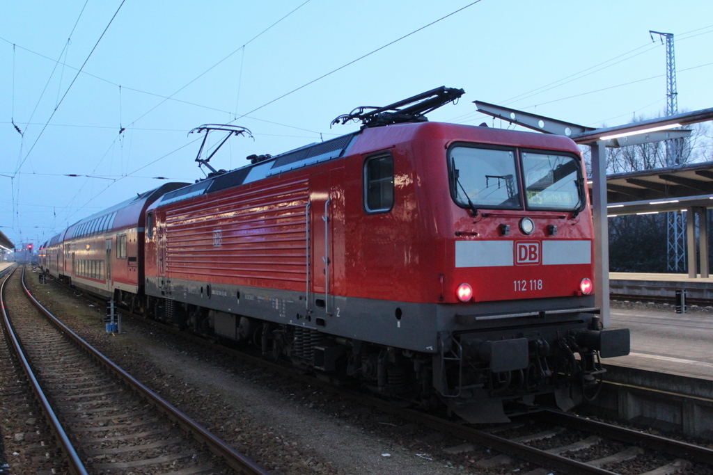 112 118 mit RE 4360 von Elsterwerda nach Rostock Hbf kurz nach der Ankunft im Rostocker Hbf.09.02.2018 leider waren die anwesenden Fotografen sehr enttäuscht das es kein Twindexx war.