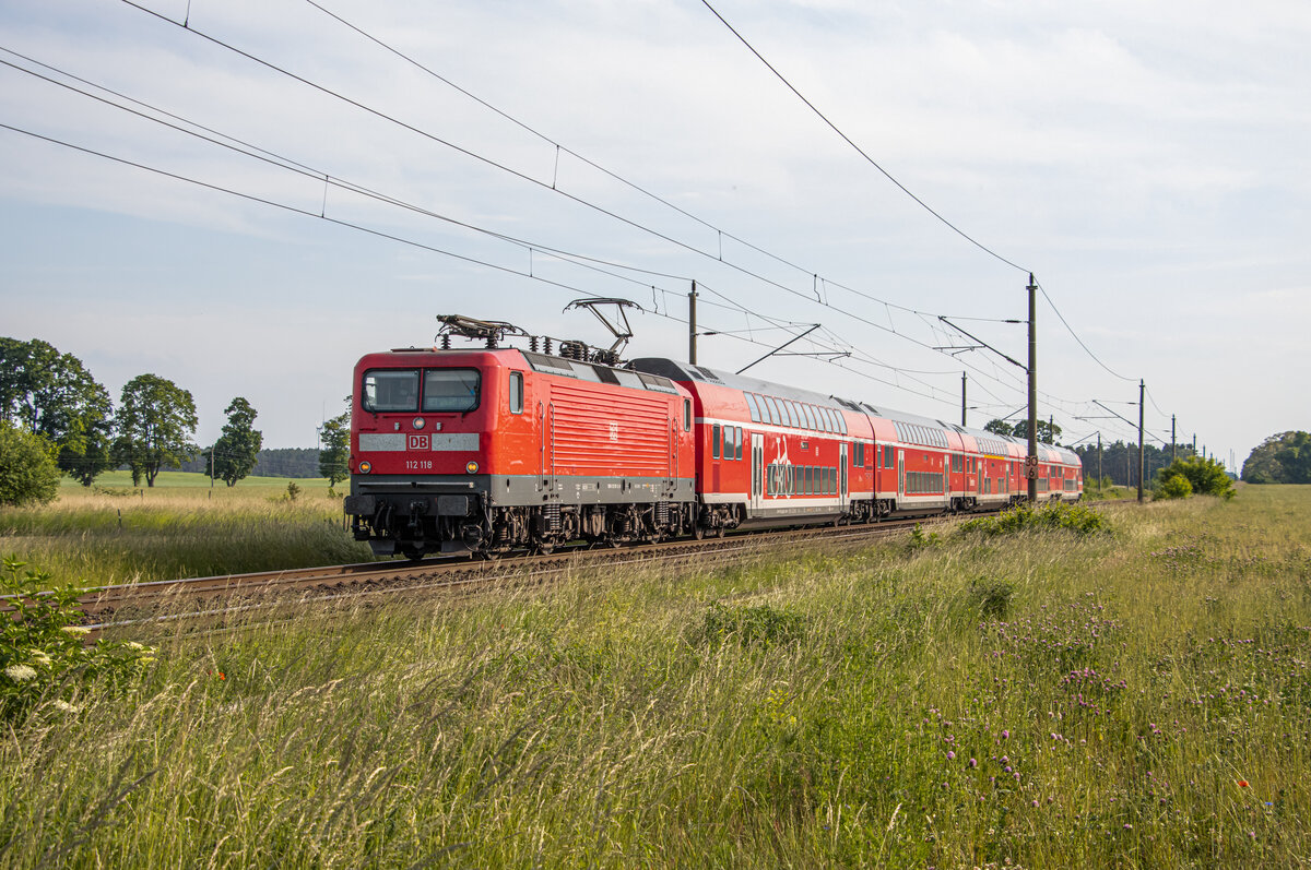 112 118 zog am 05.06.2022 einen Zug der Linie RE3 von Ludwigsfelde nach Schwedt (Oder). Aufgenommen bei Biesenthal.
