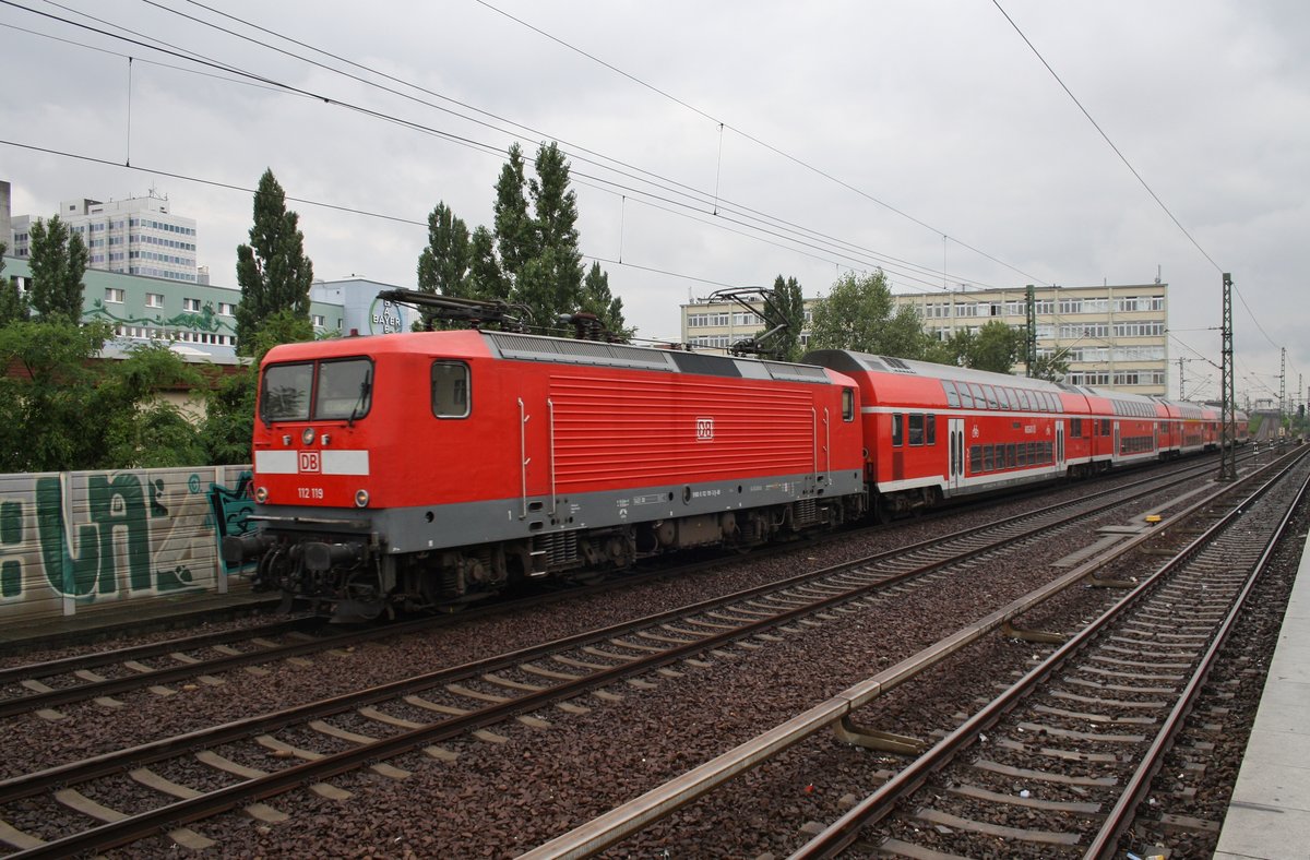 112 119 ist am 2.8.2016 mit einem RE3 (RE3350) von Lutherstadt Wittenberg nach Schwedt(Oder) unterwegs, hier die Durchfahrt durch Berlin Wedding.