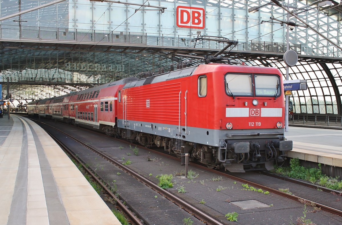 112 119 fährt am 09.05.2018 mit der RB14 (RB18630)  Airport-Express  von Berlin Schönefeld Flughafen nach Nauen in den Berliner Hauptbahnhof ein.