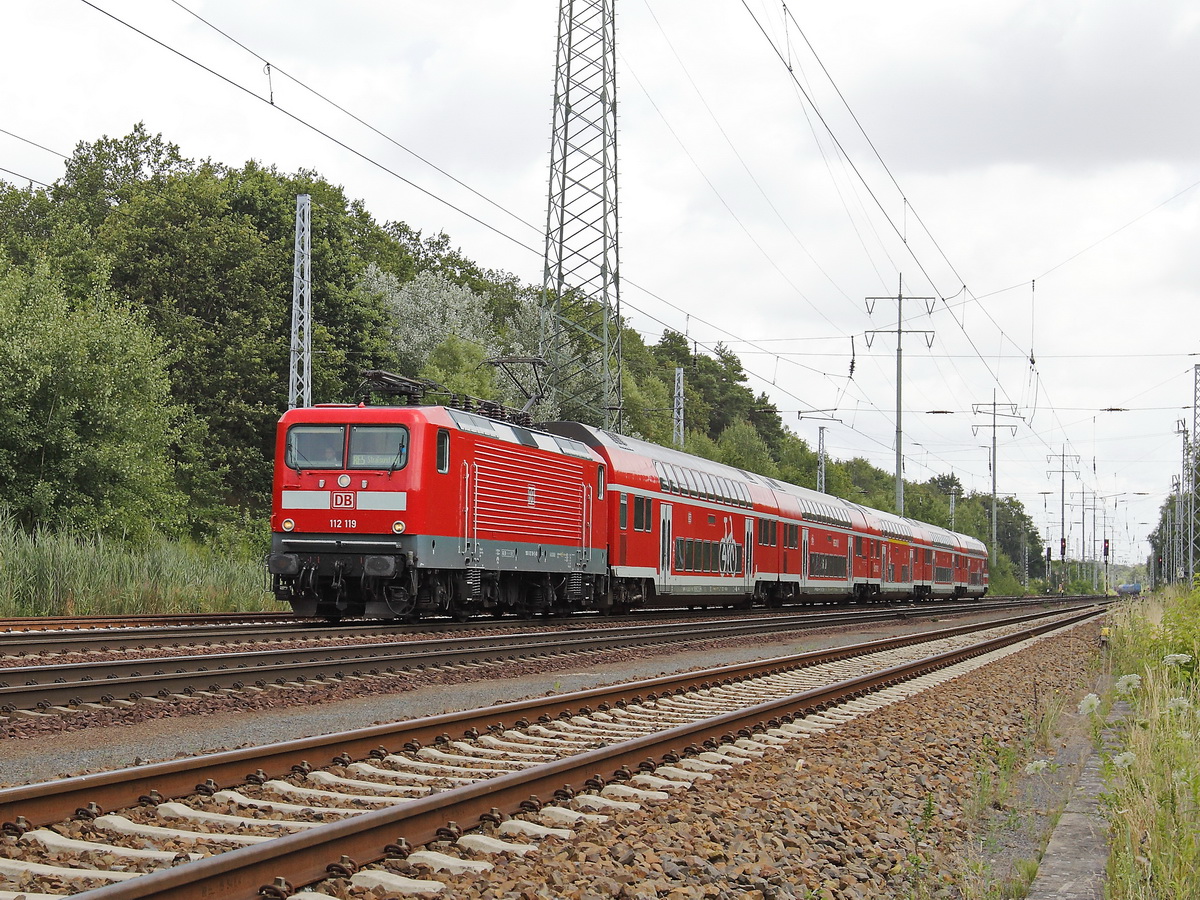 112 119 mit einem RE 5 (RE 3514) nach Stralsund auf dem Südlichen Berliner Außenring bei Diedersdorf am 17. Juli  2016.