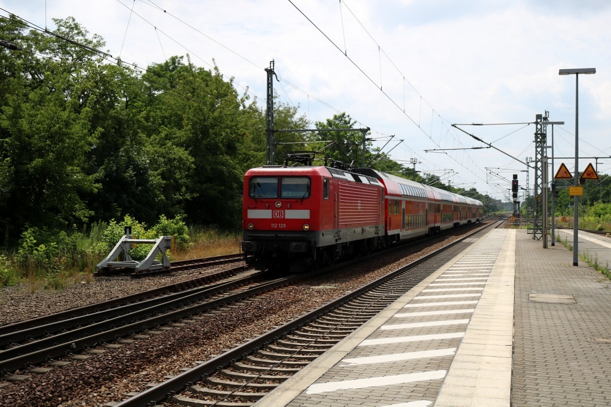 112 120 als RE 78912 (RE3) von Elsterwerda-Biehla nach Berlin Hbf (tief) fährt in den Bahnhof Jüterbog ein. [8.7.2017 - 13:33 Uhr]