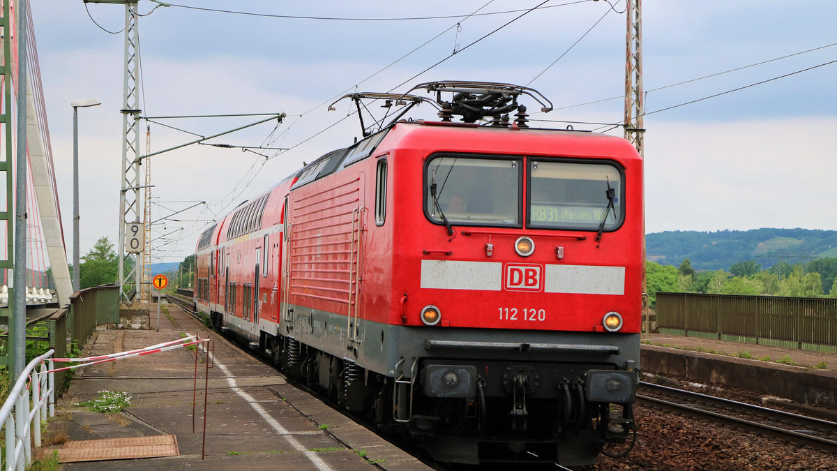 112 120 kommt gerade aus Richtung Coswig mit zwei Dosto-Wagen im Schlepptau. (02.06.2018 am Haltepunkt Niederwartha)