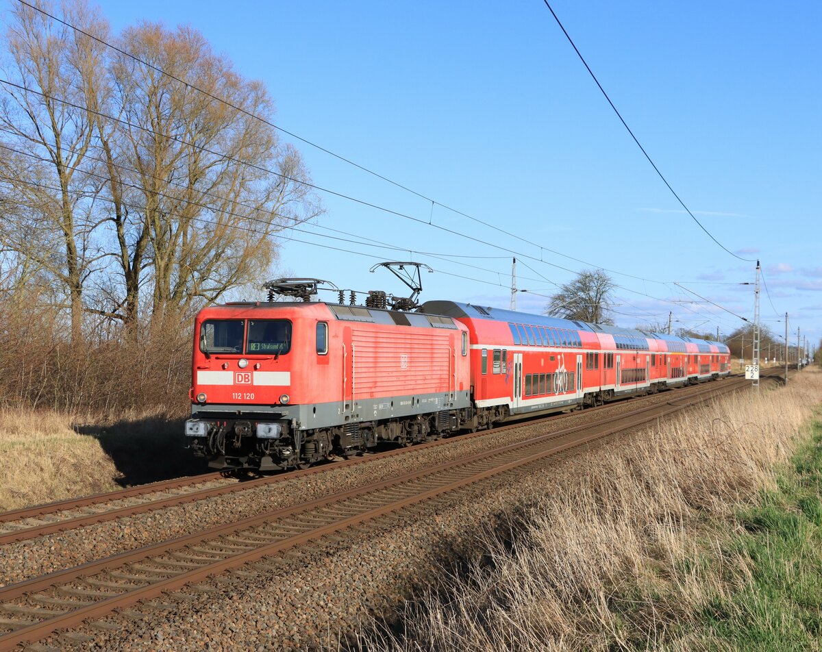 112 120 mit dem RE 3 (3312) Lutherstadt Wittenberg Hbf - Stralsund Hbf, hier in Engelswacht.