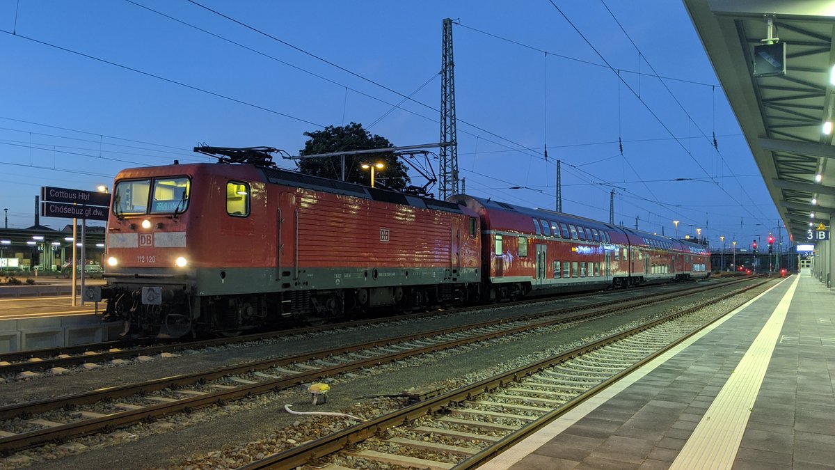 112 120 steht hier am 15.06.2020 mit der RB49 nach Elsterwerda in Cottbus.