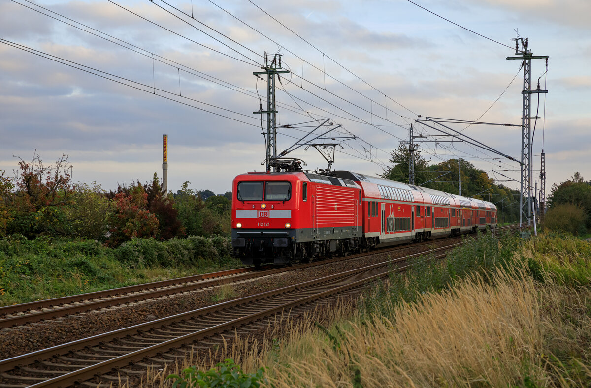 112 121 kam am 05.10.2022 im letzten Tageslicht mit dem RE 3 3312 in Stralsund an.

