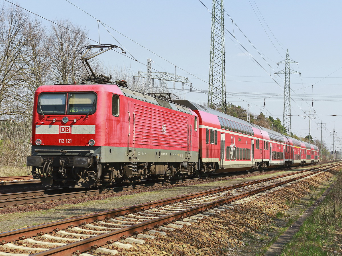112 121 mit einem Regionalzug (RE 5) nach Elsterwerder durchfährt den südlichen Berliner Ring bei Diedersdorf am 07. April 2019.