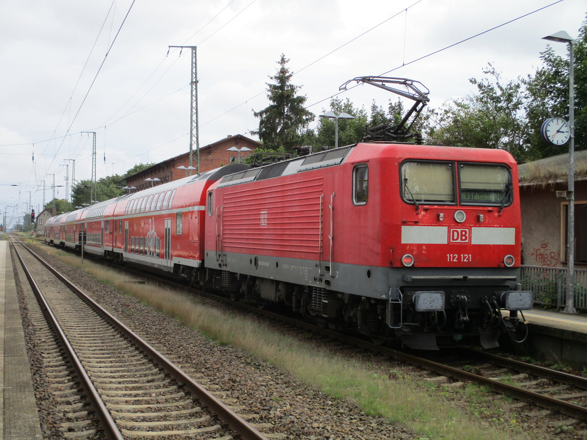 112 121 schob,am 05.September 2020,den RE Stralsund-Falkenberg aus dem Bahnhof Anklam. 