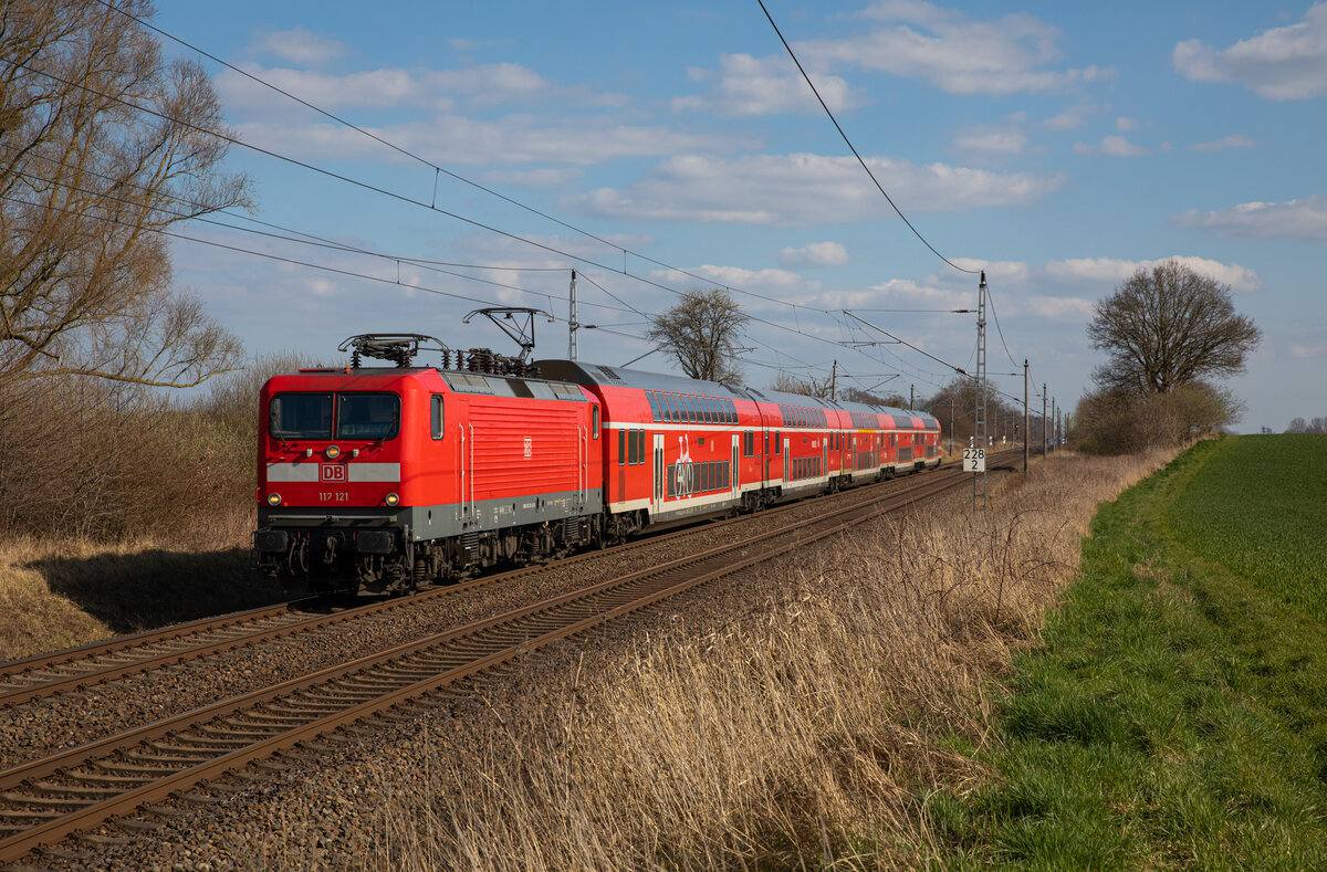 112 121 zog am 06.04.2023 den RE3 3310 nach Stralsund, durch Engelswacht.
