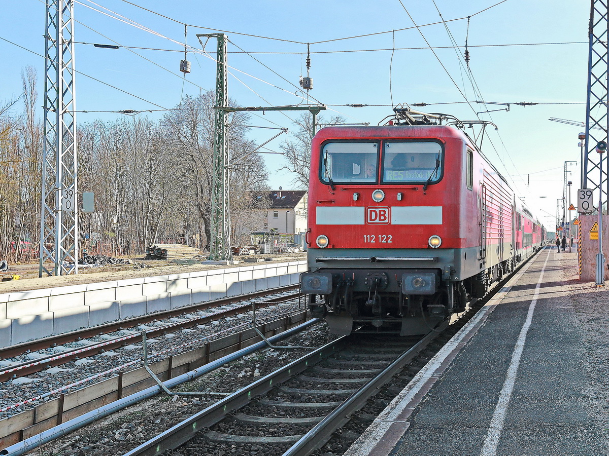 112 122 als RE 5 nach Rostock im Bahnhof  Wünsdorf-Waldstadt  am 13. Februar 2022.