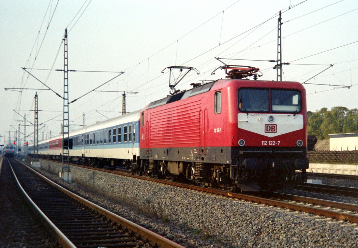 112 122 mit IR 2135 (Hamburg-Altona–Stralsund) am 12.10.1996 in Bchen