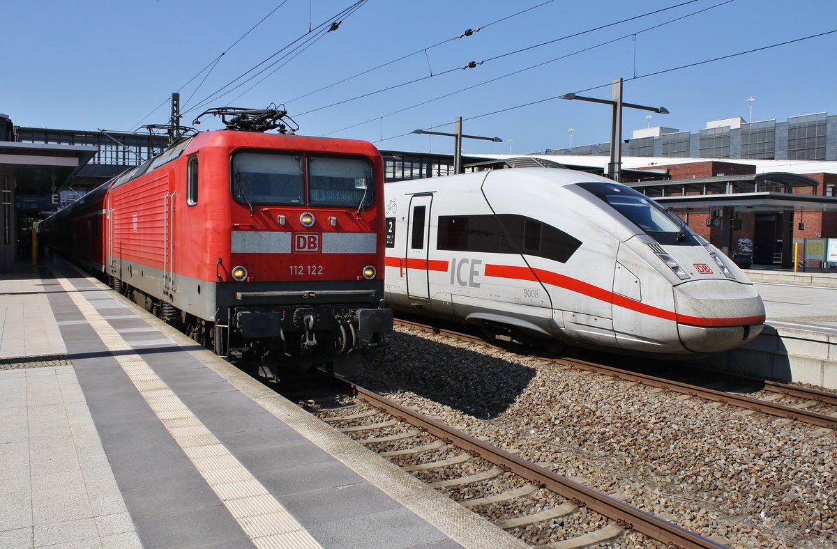 112 122 trifft am 19.4.2019 mit dem RE3 (RE3310) von Lutherstadt Wittenberg Hauptbahnhof nach Stralsund Hauptbahnhof in Berlin Gesundbrunnen auf 412 008 (5812 008-1) als ICE694 von Stuttgart Hauptbahnhof.