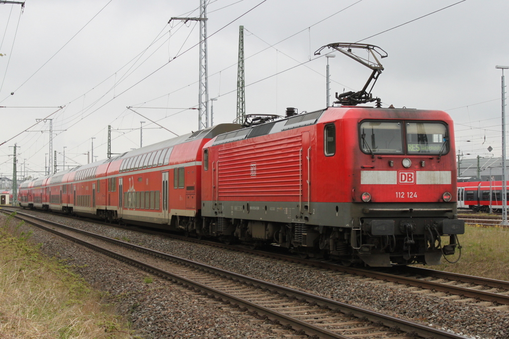 112 124-3 mit RE 18490 von Berlin Hbf(tief)nach Warnemünde bei der Einfahrt im Rostocker Hbf.06.05.2017 