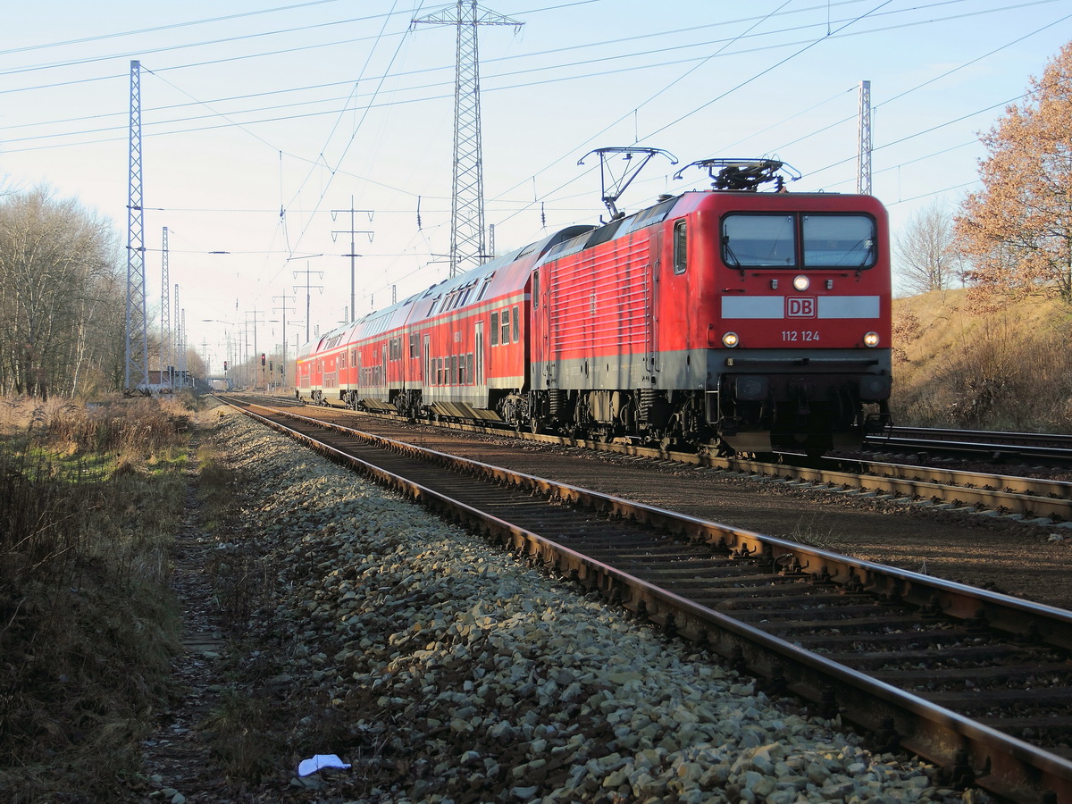 112 124 mit dem RE 3 (RE 18349) nach  Wünsdorf-Waldstadt mit nächstem Halt in Blankenfelde(Teltow-Fläming) am 11. Januar 2014 auf dem südlichen Berliner Außenring bei Diedersdorf.
