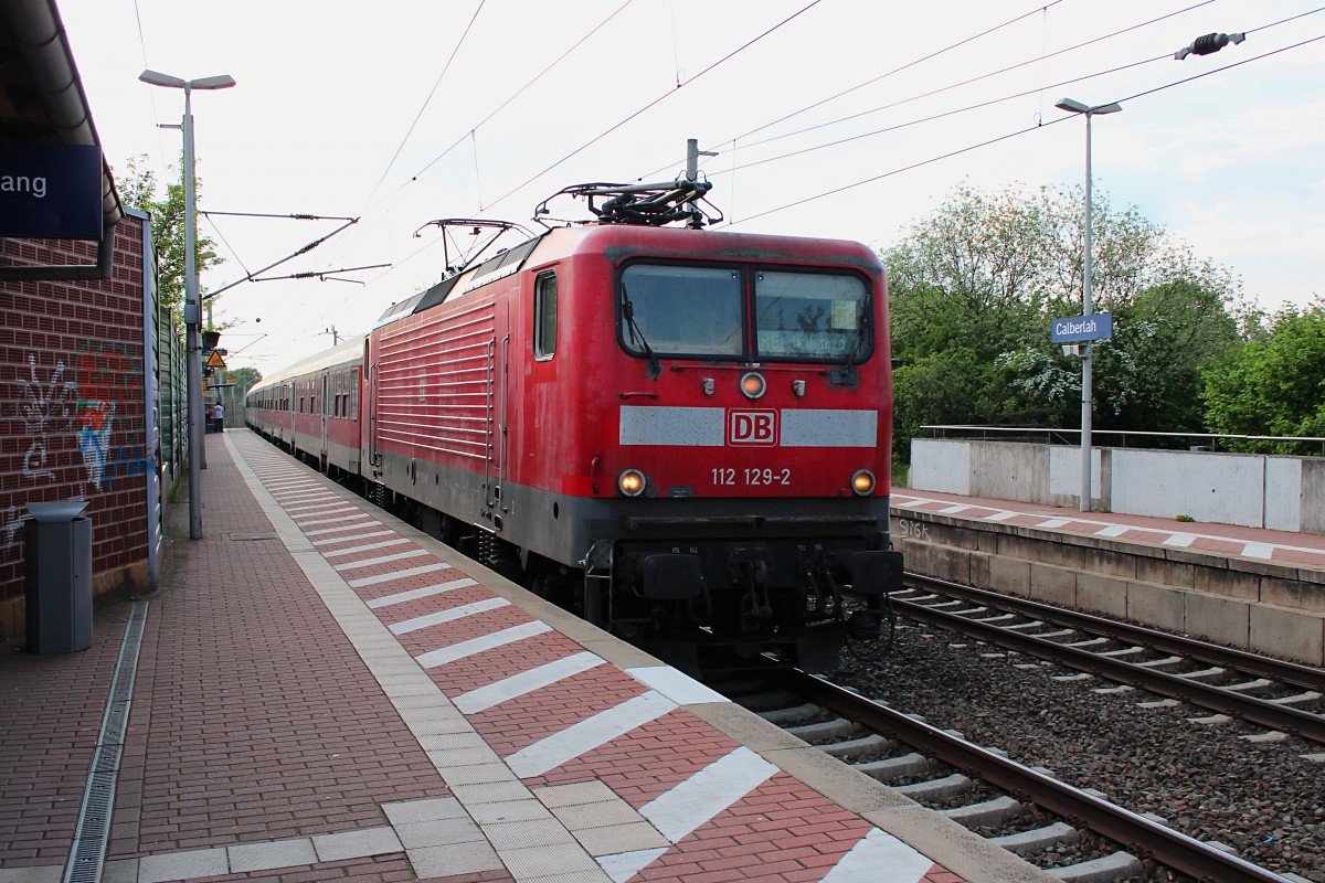 112 129-2 fährt am 29.04.2014 mit dem RE 14041, Hannover-Wolfsburg, in den Hp Calberlah ein.
