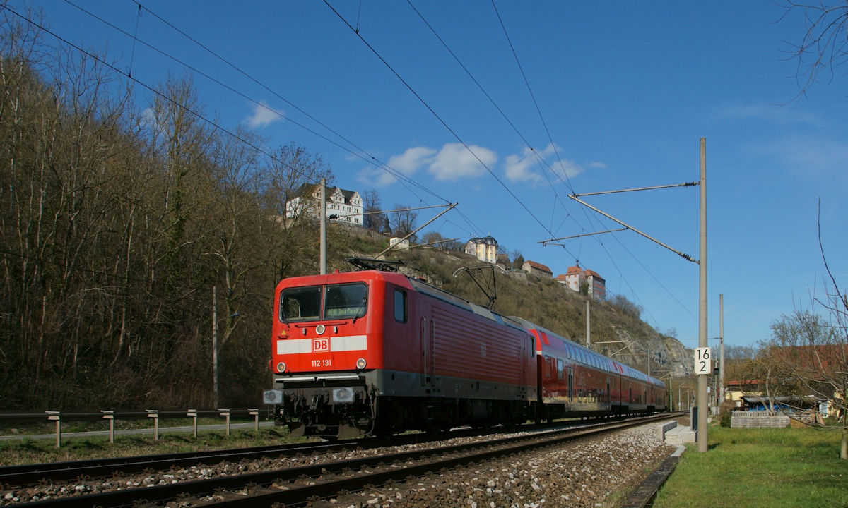 112 131 war am 18.3.2019 mit RE 4889 auf dem Weg von Halle (Saale) Hbf nach Jena-Paradies unterwegs. Bei herrlichem Frühlingswetter fuhr der Zug an den Dornburger Schlössern vorbei.