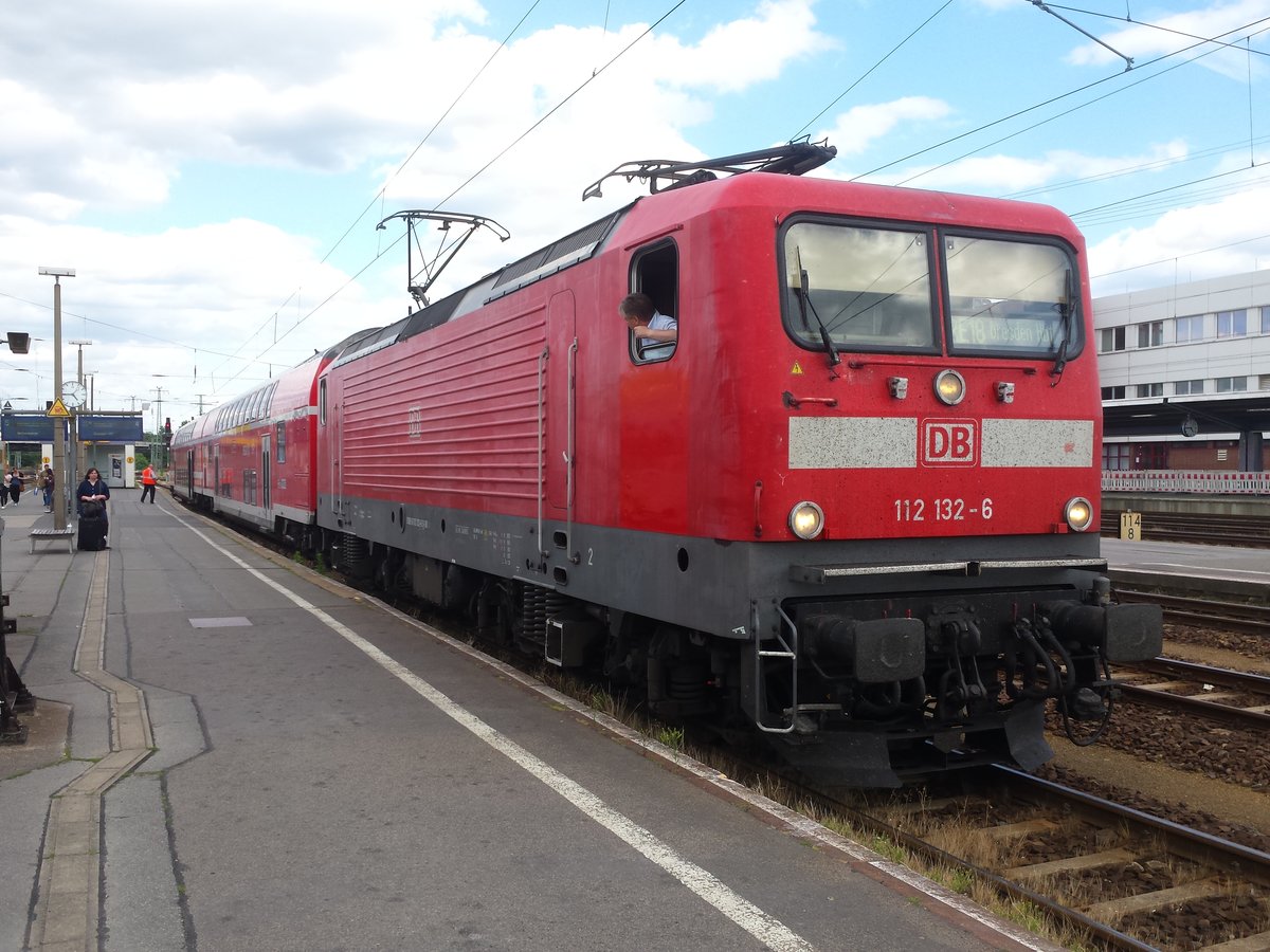 112 132-6 steht am 10.06.2016 mit dem RE18 nach Dresden Hbf in Cottbus bereit zur Abfahrt.