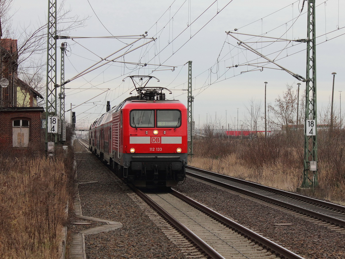 112 133 mit dem RE 3 nach Elsterwerder kurz vor der Durchfahrt durch den Bahnhof Großbeeren am 04. Januar 2014. 