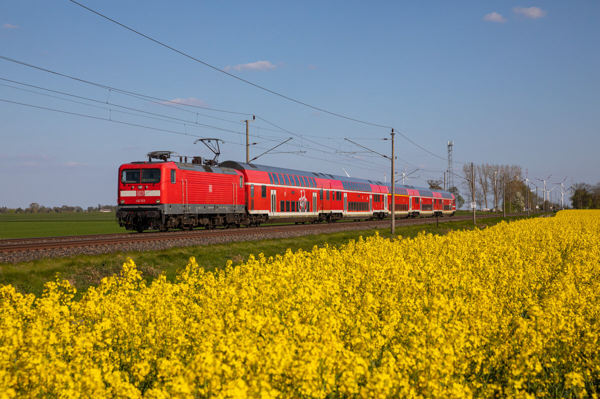 112 133 zog am 10.05.2023 den RE3 3312 von Lutherstadt Wittenberg nach Stralsund, durch Groß Jasedow.

