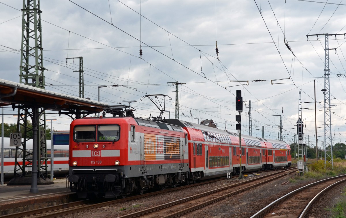 112 138 erreicht mit einem RE von Halle(S) nach Uelzen am 21.09.13 Stendal. Ihre Schwester 112 139 ist bereits wieder entklebt.