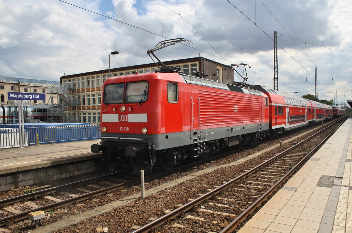 112 138 steht mit RE13 (RE17693) Magdeburg Hauptbahnhof-Leipzig Hauptbahnhof am 1.8.2016 im Magdeburger Hauptbahnhof. 