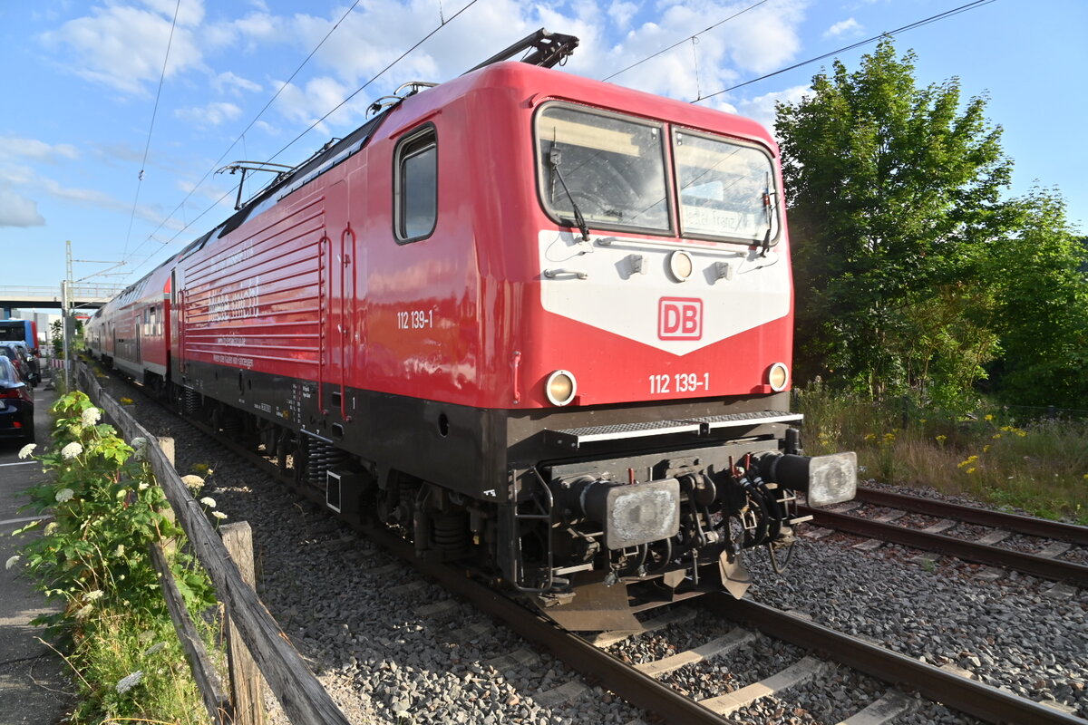 112 139-1 fährt den aus Tübingen kommenden Langläufer gerade in Gundelsheim Neckar  ein auf dem Weg nach Neckarelz.  7.7.2021