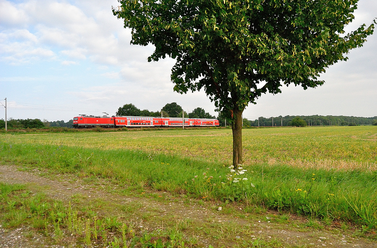 112 139 mit RE 17685 von Magdeburg Hbf nach Leipzig Hbf, bei Delitzsch am 13.08.2016.
