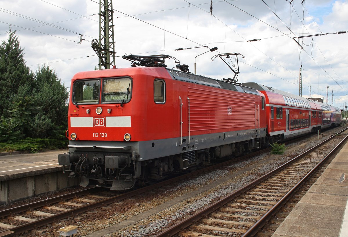 112 139 wartet mit RE30 (RE17647) von Magdeburg Hauptbahnhof nach Naumburg(Saale) Hauptbahnhof auf Ausfahrt. (1.8.2016)