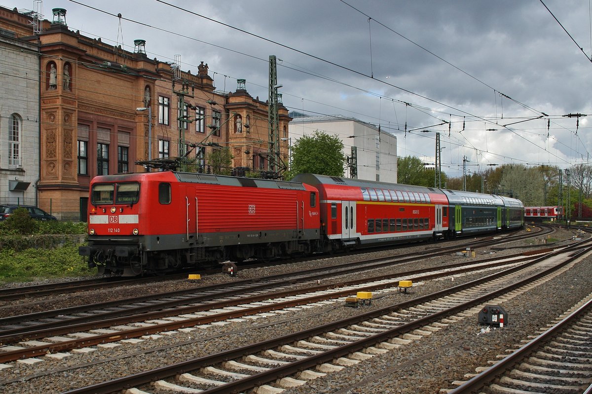 112 140 erreicht am 26.4.2017 mit dem RE7 (RE21065) von Flensburg nach Hamburg Hauptbahnhof den Hauptbahnhof der Hansestadt.
