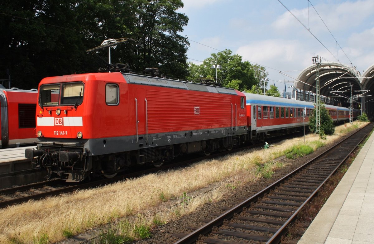 112 141-7 brachte am 24.6.2016 den Ersatzpark als RE70 (RE21018) von Hamburg Hauptbahnhof nach Kiel Hauptbahnhof. Nun wird der Zug gegen die reguläre Dosto-Einheit getauscht.