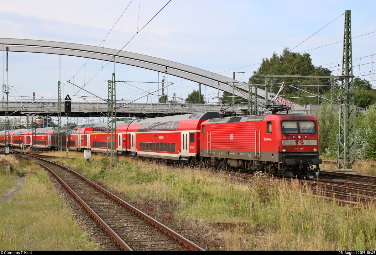 112 142-5 von DB Regio Schleswig-Holstein (DB Regio Nord) als RE 21412 (RE80) von Hamburg Hbf erreicht den Endbahnhof Lübeck Hbf abweichend auf Gleis 7.
Aufgenommen am Ende des Bahnsteigs 4/5.
(verbesserte Version mit erneutem Weißabgleich)
[5.8.2019 | 10:49 Uhr]