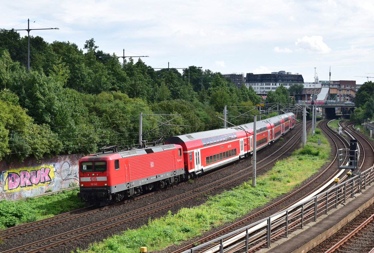 112 142 hat soeben die S-Bahn Station Berliner Tor passiert und ist mit ihrem RE auf den Weg in Richtung Norden.

Hamburg 28.07.2021