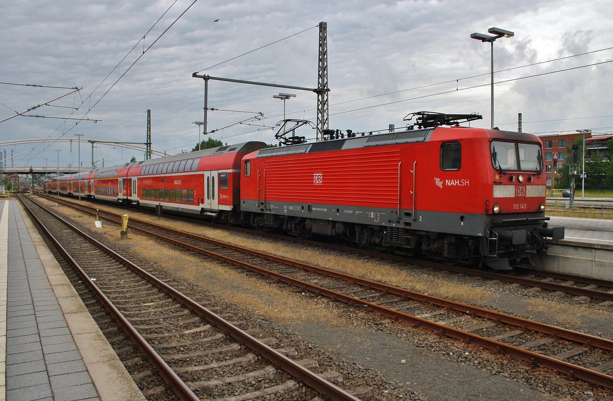 112 143 erreicht am 25.6.2017 mit dem RE8 (RE21414) von Hamburg Hauptbahnhof nach Lübeck-Travemünde Strand den Lübecker Hauptbahnhof.