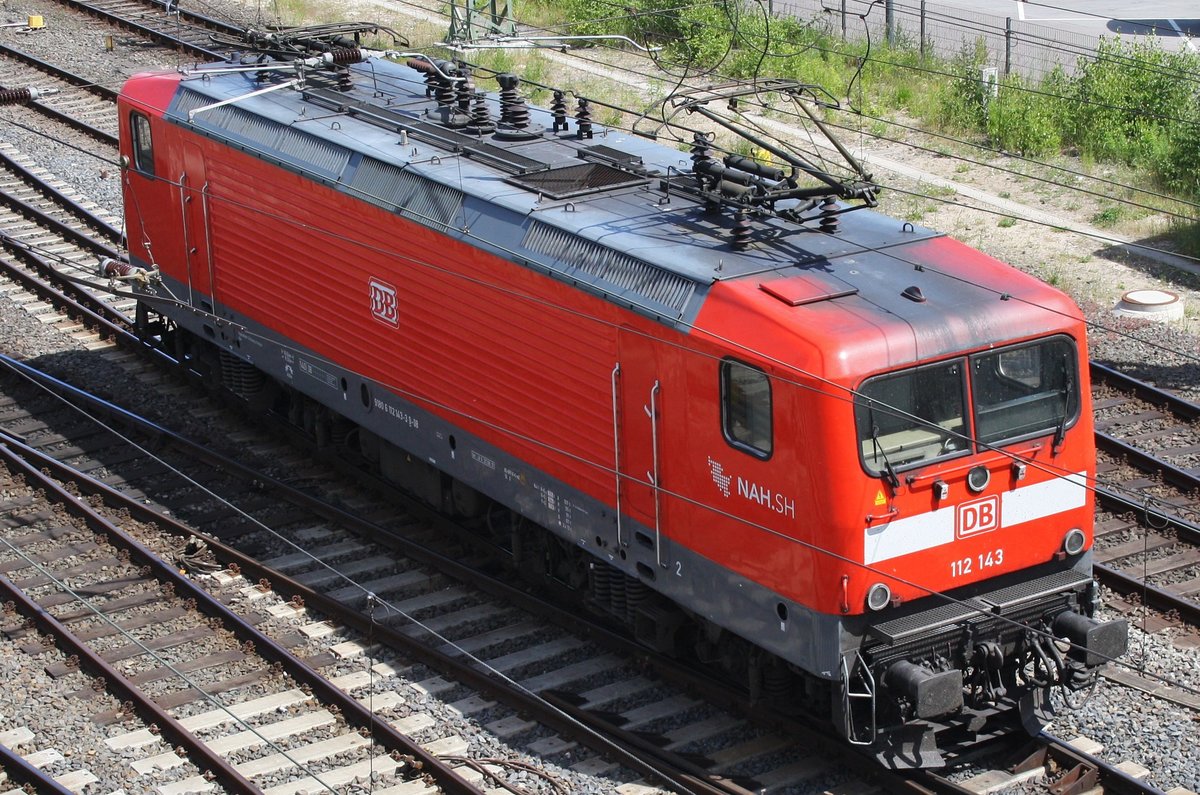 112 143 kam am 11.6.2016 als Lz unter der Kieler Gablenzbrücke in Richtung Hauptbahnhof gefahren.