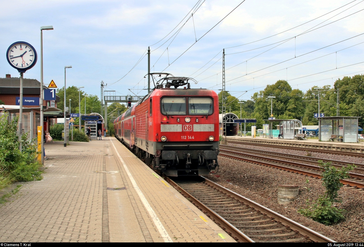 112 144-1 von DB Regio Schleswig-Holstein (DB Regio Nord) als RE 21869  Hanse-Express  (RE1) von Hamburg Hbf nach Büchen erreicht den Bahnhof Schwarzenbek auf der Bahnstrecke Berlin–Hamburg (KBS 100).
[5.8.2019 | 13:44 Uhr]
