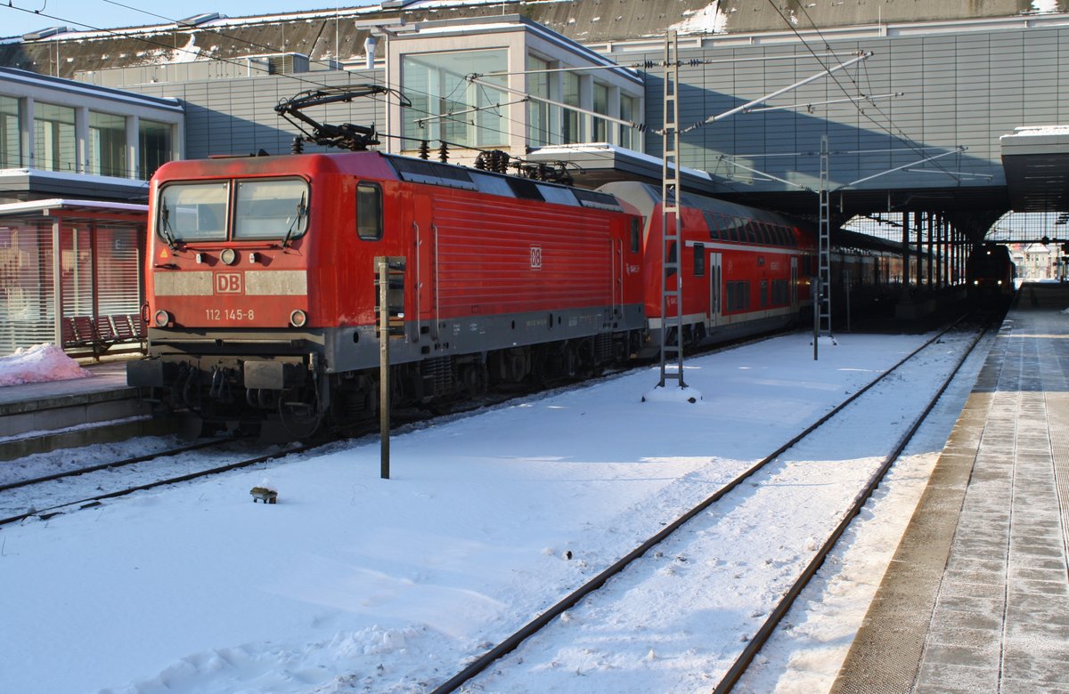 112 145-8 wartet am 3.3.2018 mit dem RE8 (RE21411) von Lübeck Hauptbahnhof nach Hamburg Hauptbahnhof im Startbahnhof auf Abfahrt.