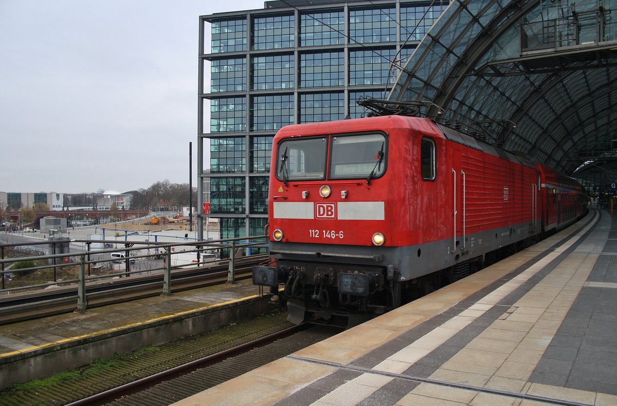 112 146-6 macht sich am 11.3.2017 mit dem RE1 (RE3105) von Magdeburg Hauptbahnhof nach Berlin Ostbahnhof im Berliner Hauptbahnhof auf den Weg.