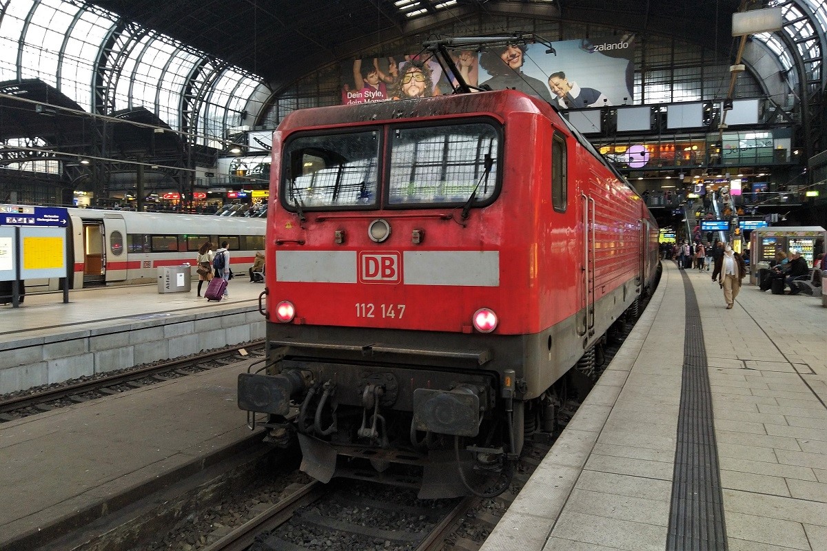 112 147 der DB Regio Schleswig-Holstein (DB Regio Nord, Kiel) mit dem RB 81 aus Bad Oldesloe am 25.9.2022 im Hamburger Hbf.