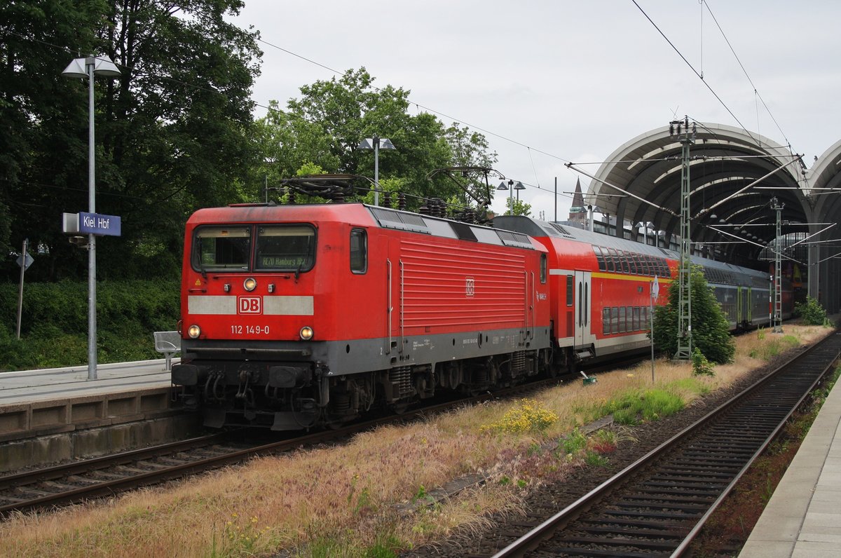 112 149-0 macht sich am 12.6.2016 mit einem RE70 (RE21027) nach Hamburg Hauptbahnhof in Kiel Hauptbahnhof auf den Weg.