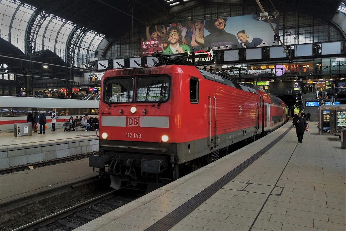 112 149 der DB Regio Schleswig-Holstein (DB Regio Nord, Kiel) mit dem RB 81 nach Ahrensburg am 25.9.2022 im Hamburger Hbf.