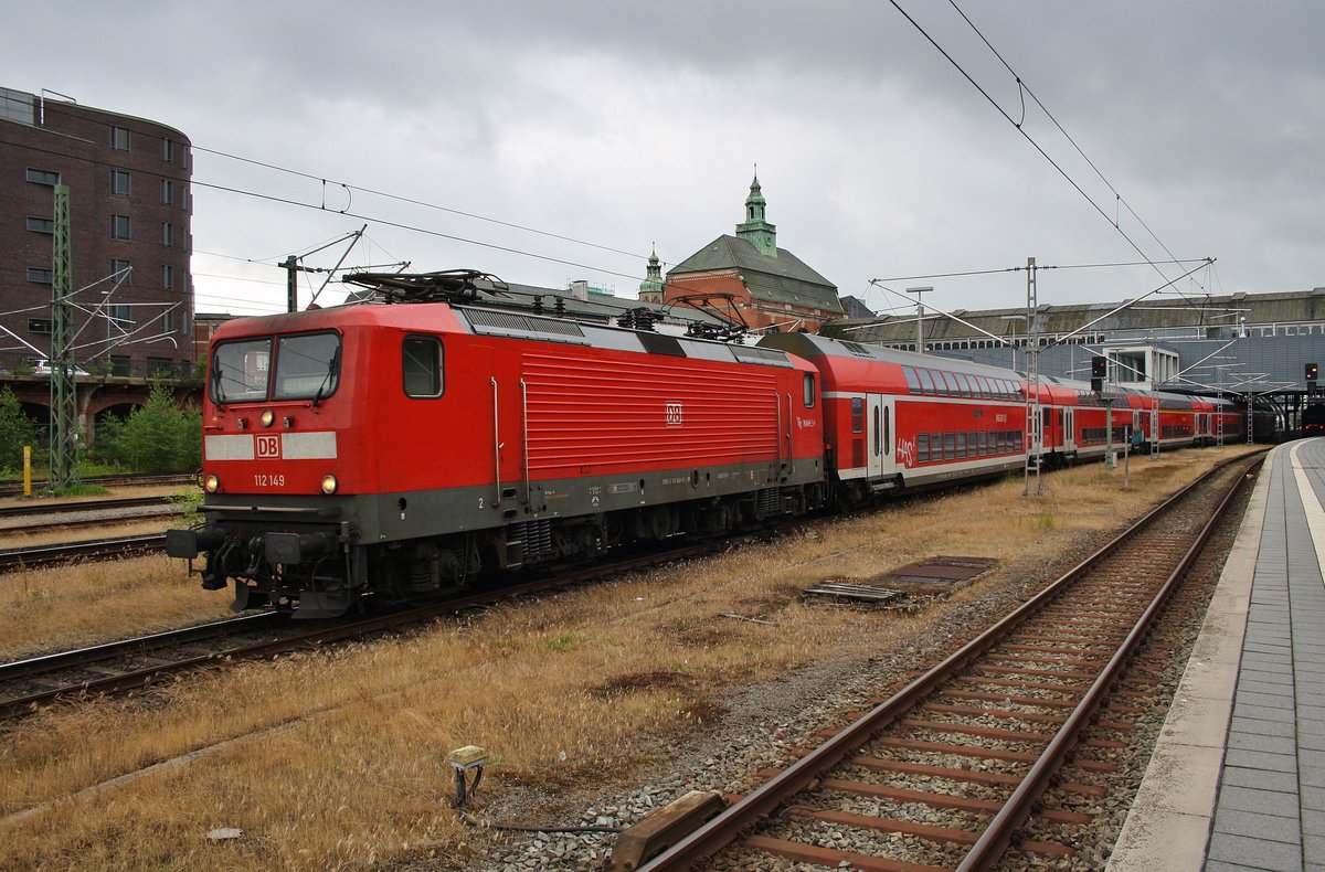 112 149 verlässt am 25.6.2017 mit dem RE8 (RE21412) von Hamburg Hauptbahnhof nach Lübeck-Travemünde Strand den Lübecker Hauptbahnhof.