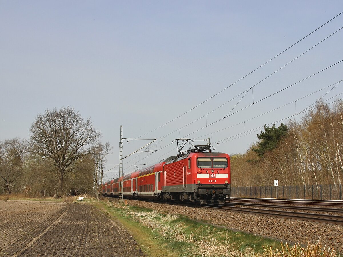 112 149 zieht am 12.04.2022 den RE 70 nach Hamburg Hbf durch Halstenbek