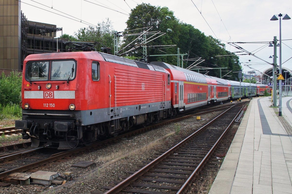 112 150 ist am 11.7.2016 auf der RE70 zwischen Kiel und Hamburg unterwegs. Soeben fährt sie mit dem RE21027 aus dem Kieler Hauptbahnhof aus.
