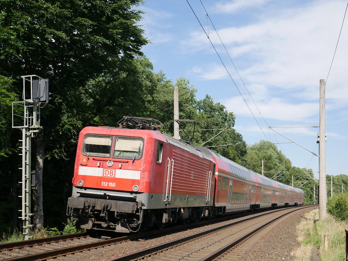 112 150 (ohne EDV-Kontrollziffer -8) mit dem RE1 (4312) Rostock - Hamburg; im Sachsenwald zwischen Schwarzenbek und Friedrichsruh, 03.07.2018
