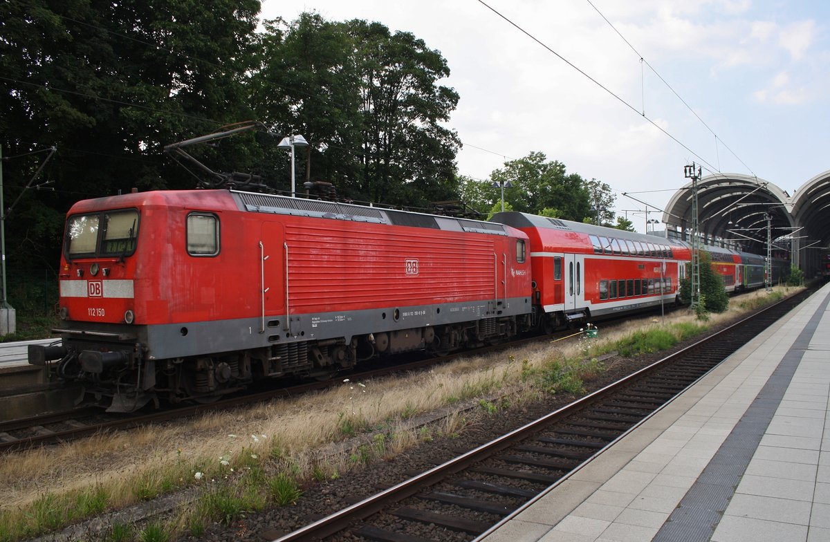 112 150 steht mit RE70 (RE75724) aus Hamburg-Altona am 21.7.2016 im Kieler Hauptbahnhof.