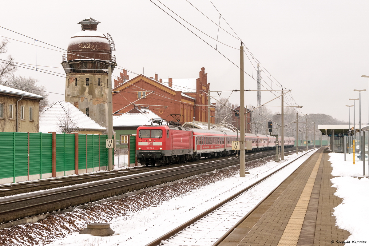 112 152-4 mit dem IRE  Berlin-Hamburg-Express  (IRE 4278) von Berlin Ostbahnhof nach Hamburg Hbf in Rathenow. 17.01.2016