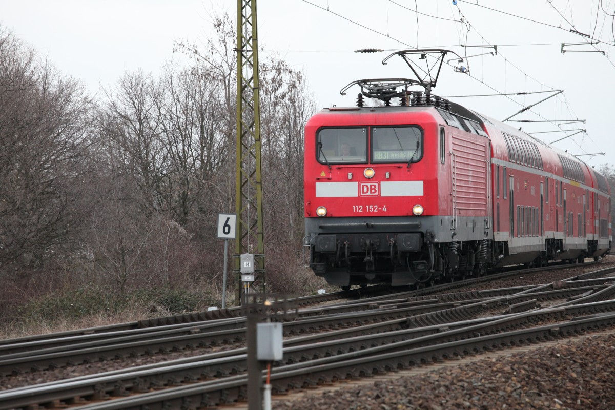 112 152-4 mit RB 31 aus Coswig kommend fährt auf Radebeul Naundorf zu. 20.03.2016 
10:26 Uhr.