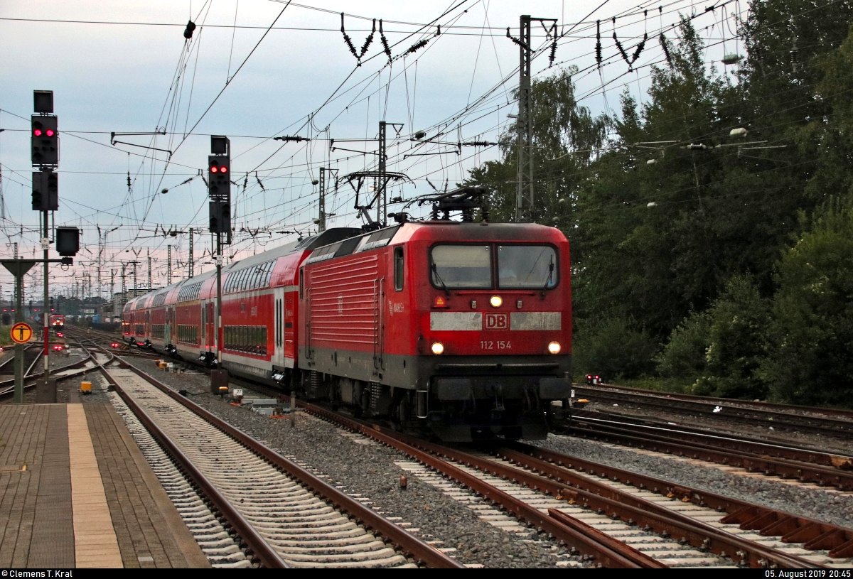 112 154-0 von DB Regio Schleswig-Holstein (DB Regio Nord) als RE 21035 (RE70) von Kiel Hbf nach Hamburg Hbf erreicht den Bahnhof Neumünster auf Gleis 4.
[5.8.2019 | 20:45 Uhr]