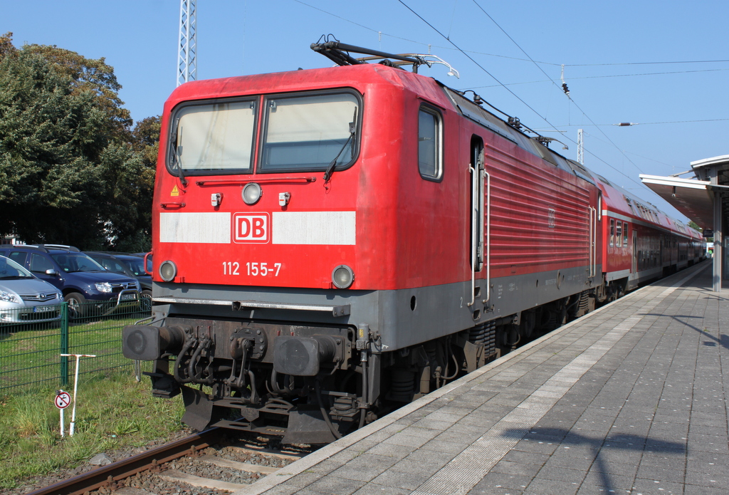 112 155-7 mit RE 18591 von Warnem�nde nach Berlin Hbf(tief)abgestellt am 12.09.2015 im Bahnhof Warnem�nde.