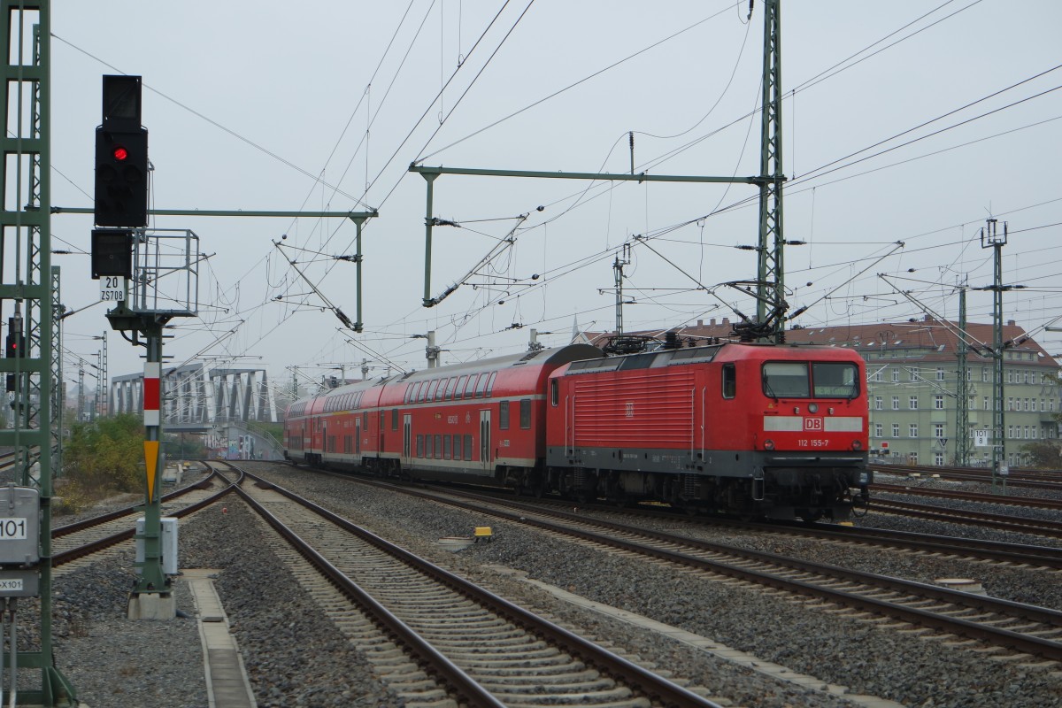 112 155 schiebt am 30.10.2015 den RE18 nach Cottbus aus dem Bahnhof Dresden-Neustadt.